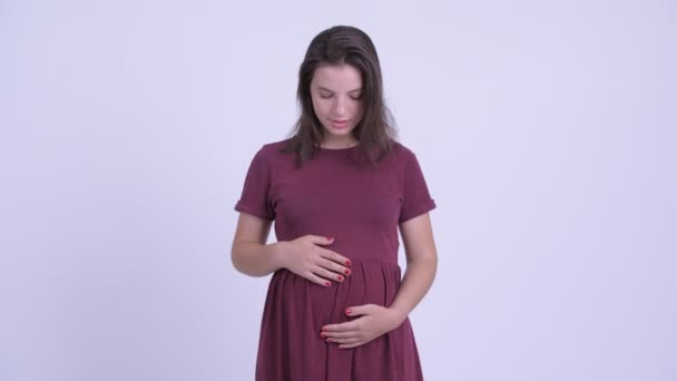 Glad ung vacker gravid kvinna leende med armarna korsade — Stockvideo