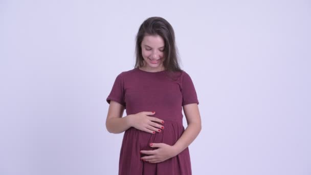 Счастливая молодая красивая беременная женщина, показывающая большие пальцы — стоковое видео