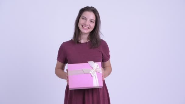 Heureux jeune belle femme enceinte retenant la boîte de cadeau — Video