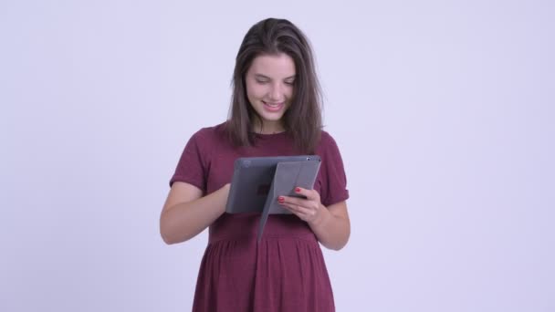 Ευτυχισμένος νέος όμορφος/η έγκυος γυναίκα σκέφτεται ενώ χρησιμοποιεί ψηφιακό δισκίο — Αρχείο Βίντεο