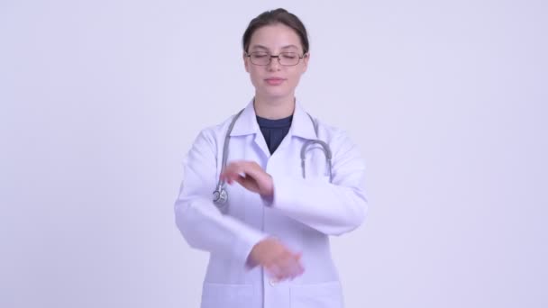 Ευτυχισμένος νέος όμορφος/η γυναίκα γιατρός χαμογελάει με τα χέρια σταυρωμένα — Αρχείο Βίντεο