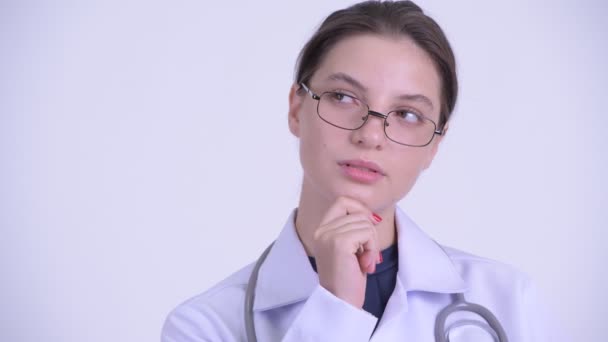 행복 한 젊은 아름 다운 여자 의사 생각의 얼굴 — 비디오