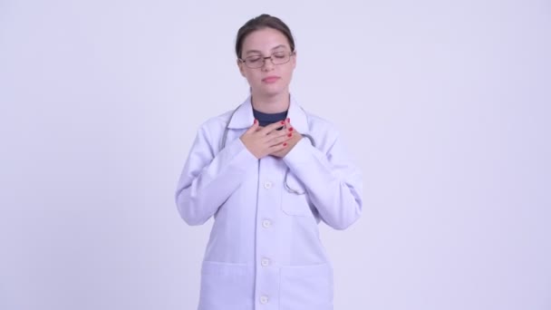 Mujer joven y seria médico encogiéndose de hombros — Vídeo de stock