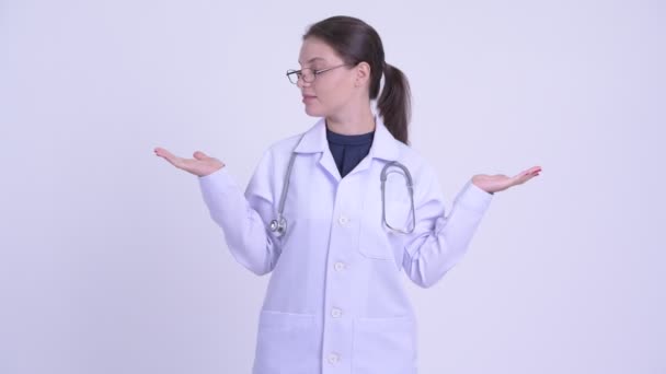 Feliz joven hermosa mujer médico comparando algo — Vídeo de stock