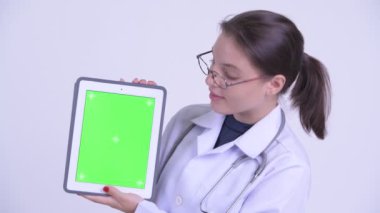 Dijital Tablet gösteren mutlu genç güzel kadın doktor yüz
