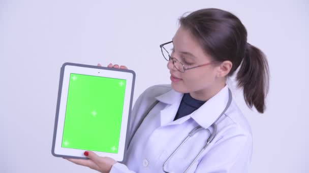 Cara de joven feliz hermosa mujer médico mostrando tableta digital — Vídeos de Stock