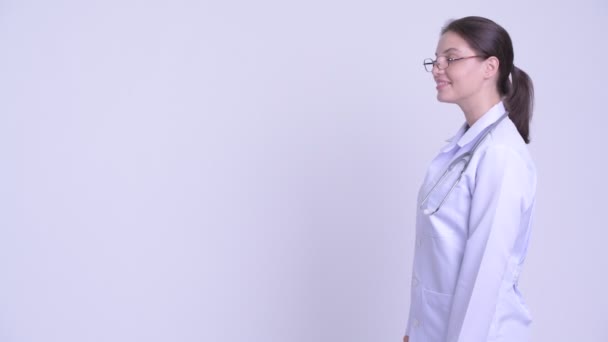 Vista de perfil de feliz joven hermosa mujer médico pensando — Vídeo de stock