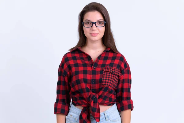 Ritratto di giovane donna hipster che indossa occhiali da vista — Foto Stock