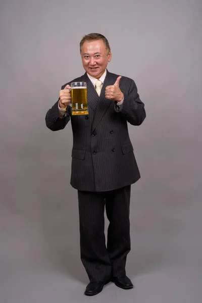 Portret starsze azjatycki biznes biznesmen szarym tle — Zdjęcie stockowe