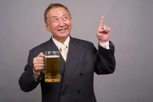 Portrait d'homme d'affaires asiatique mature sur fond gris — Photo