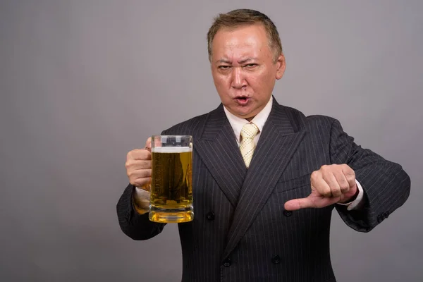 Portrait d'homme d'affaires asiatique mature sur fond gris — Photo