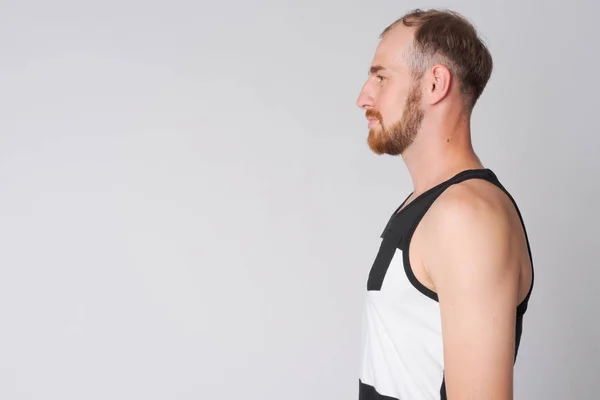 Perfil de homem barbudo jovem contra fundo branco — Fotografia de Stock