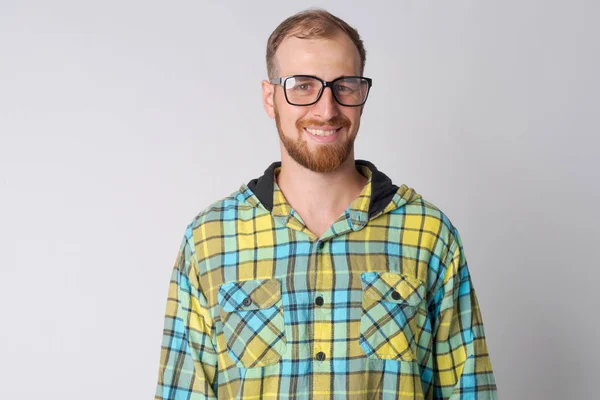 Retrato de feliz jovem barbudo hipster homem com óculos sorrindo — Fotografia de Stock