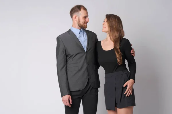 Retrato de feliz joven pareja de negocios sonriendo juntos cara a cara — Foto de Stock