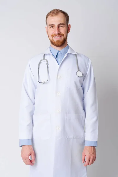 Retrato de jovem barbudo feliz médico sorrindo — Fotografia de Stock