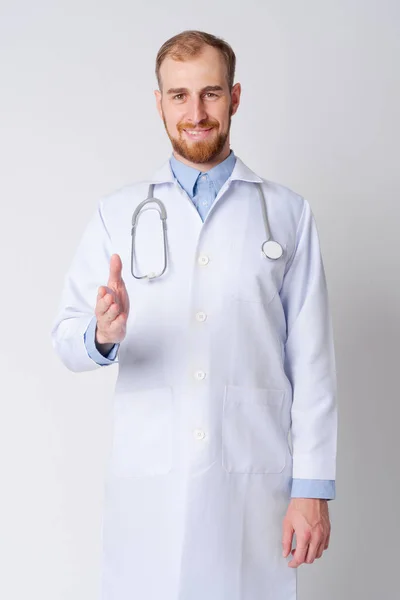 Retrato de jovem barbudo feliz médico dando aperto de mão — Fotografia de Stock