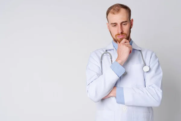 Portret van ernstige jonge bebaarde man arts denken — Stockfoto