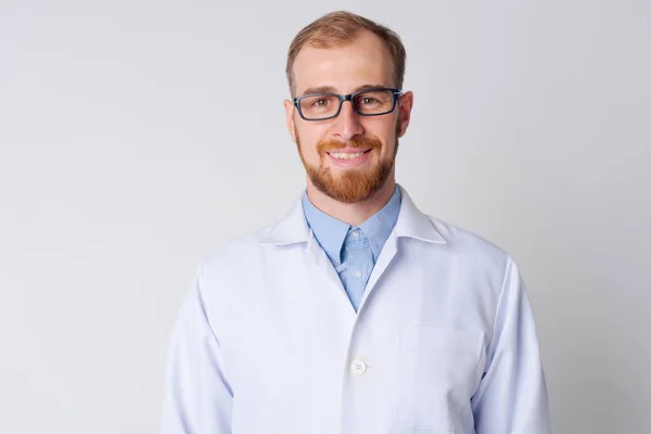 Portré boldog fiatal szakállas férfi orvos mosolyogva szemüvegek — Stock Fotó
