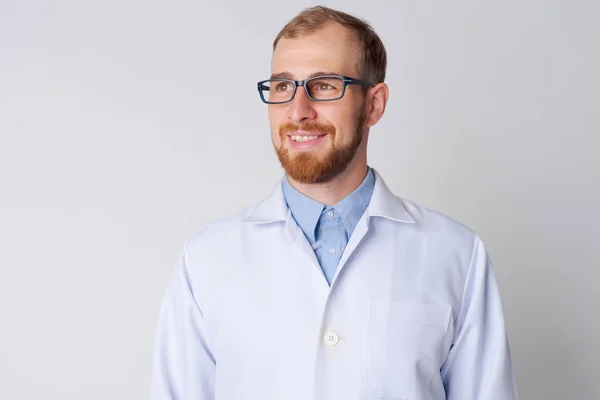Portré boldog fiatal szakállas férfi orvos szemüveges gondolkodás — Stock Fotó