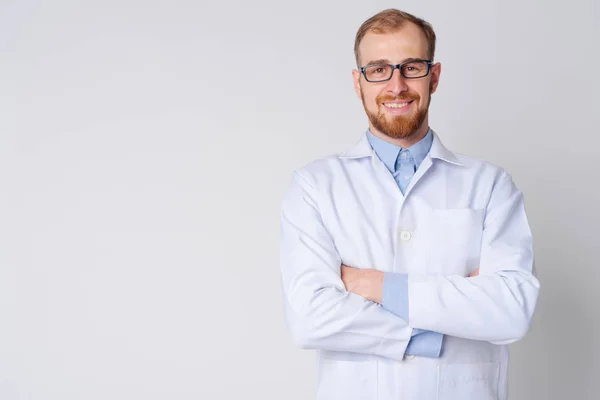 Portret van Happy Young bebaarde man arts het dragen van brillen met armen gekruiste — Stockfoto