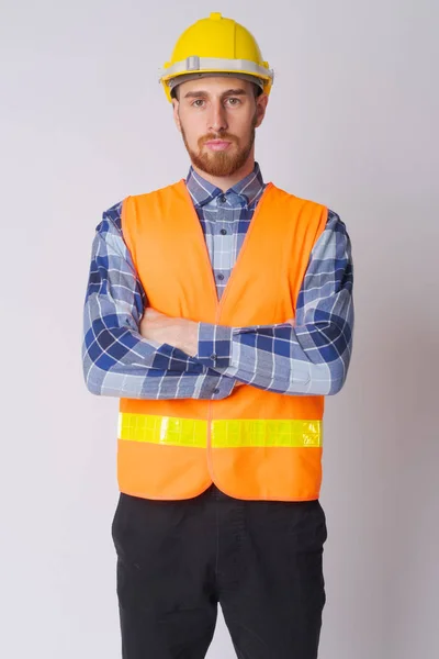 Portrait of young bearded man construction worker with arms crossed — Stock Photo, Image