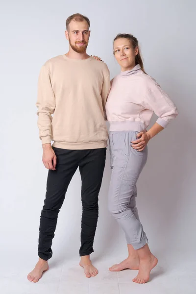 Full body shot de pareja joven pensando juntos — Foto de Stock