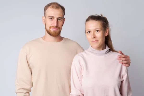 Portrait de jeune couple ensemble sur fond blanc — Photo