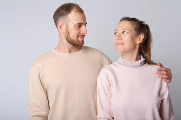 Portrait de jeune couple se regardant — Photo