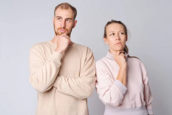 Retrato de pareja joven pensando y mirando juntos — Foto de Stock