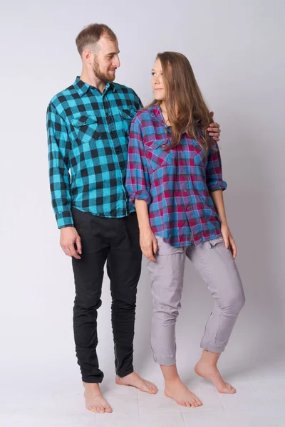 Cuerpo entero de joven pareja hipster mirándose el uno al otro — Foto de Stock