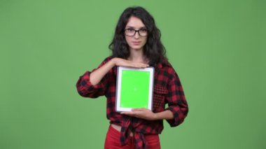 Genç güzel işkadını gösteren dijital tablet