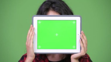 Genç güzel işkadını gösteren dijital tablet