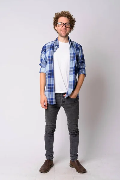 Full body Shot av Happy hipster man med glasögon leende — Stockfoto