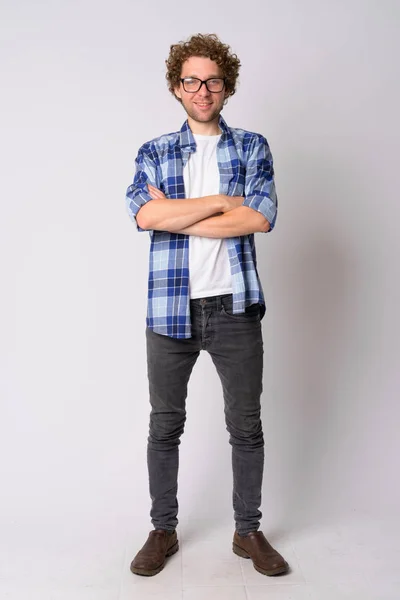 Full body Shot av Happy hipster man med glasögon leende och passage armar — Stockfoto