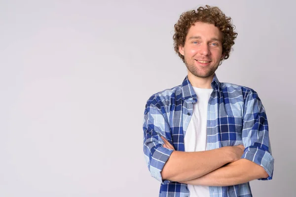 Retrato de hombre hipster guapo feliz sonriendo con los brazos cruzados — Foto de Stock