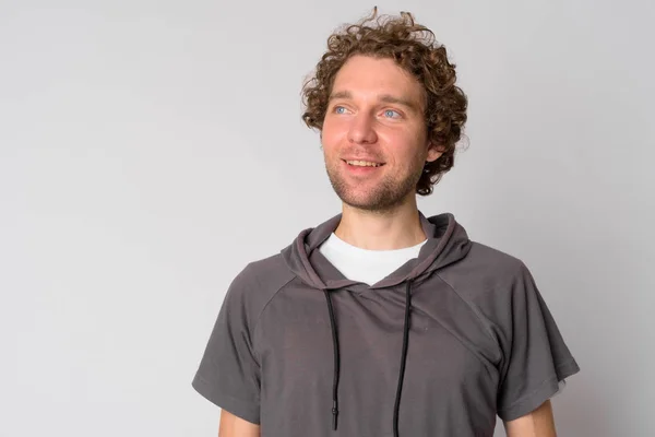 Cara de hombre guapo feliz con el pelo rizado sonriendo — Foto de Stock