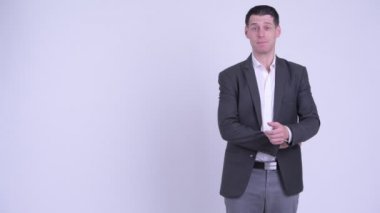 Mutlu yakışıklı işadamı bir şey sunan