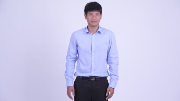 Lycklig ung asiatisk affärsman leende med armarna korsade — Stockvideo