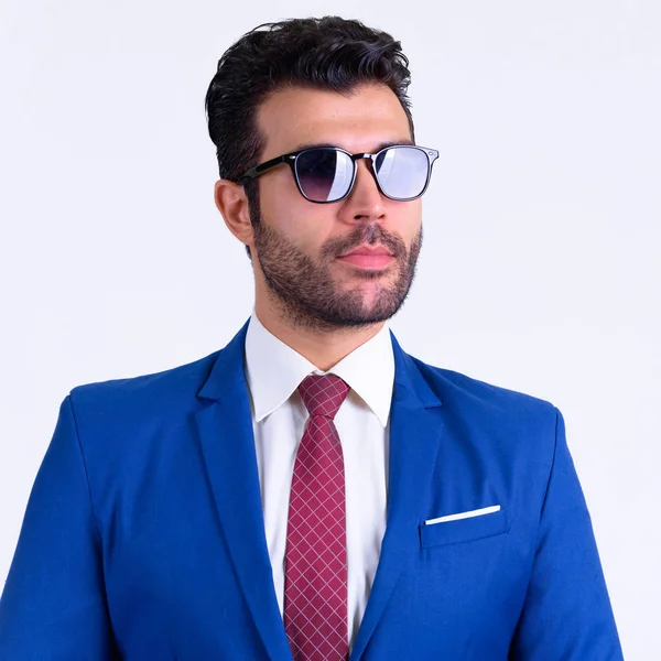 Visage de bel homme d'affaires persan barbu pensant avec des lunettes de soleil — Photo