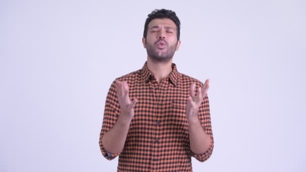 Glücklicher bärtiger persischer Hipster-Mann, der aufgeregt wirkt, während er spricht — Stockvideo