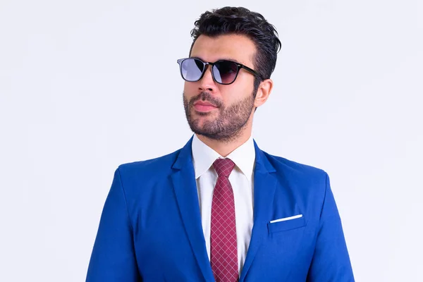 Portrait d'un bel homme d'affaires persan barbu pensant avec des lunettes de soleil — Photo
