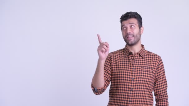 Happy skäggiga Persiska hipster man tänkande och pekar uppåt — Stockvideo