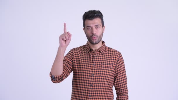 Glücklicher bärtiger persischer Hipster-Mann zeigt nach oben — Stockvideo
