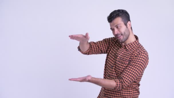 Mutlu sakallı Farsça hipster adam parmaklarını şıklatma ve bir şey gösteren — Stok video