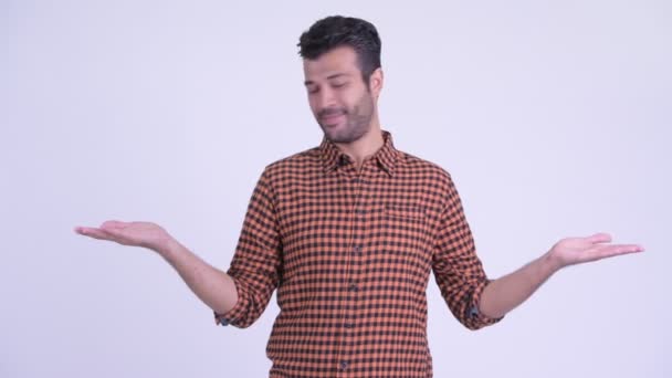 Feliz homem hipster persa barbudo comparando algo — Vídeo de Stock