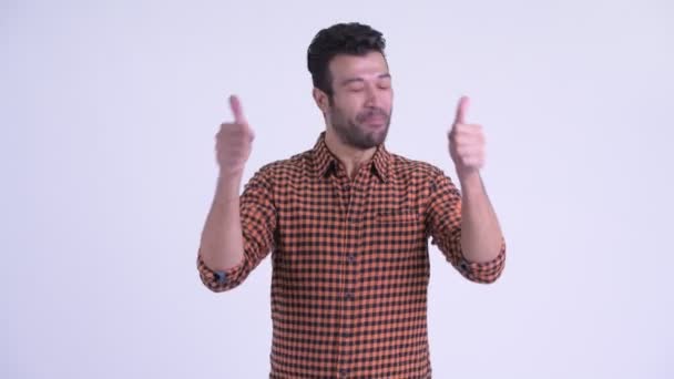 Feliz barbudo persa hipster homem dando polegares para cima e olhando animado — Vídeo de Stock