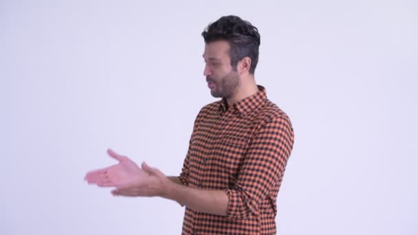 Feliz barbudo persa hipster hombre presentando algo — Vídeo de stock