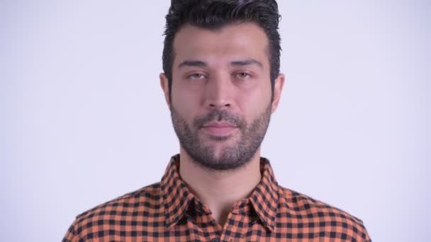 Обличчя серйозного бородатого персидського хіпстера людина киваючи головою No — стокове відео