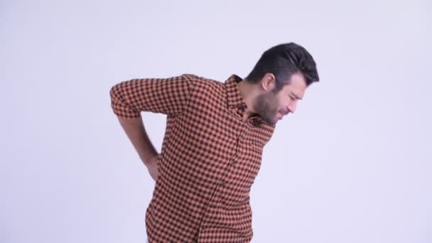 Бородатый персидский хипстер с болями в спине — стоковое видео