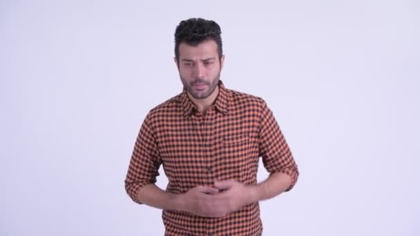 Gestrest bebaarde Perzische hipster man met buikpijn — Stockvideo